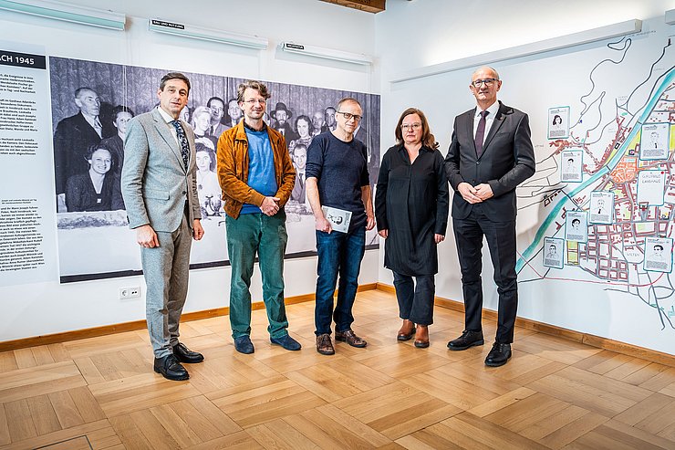 Gruppenfoto in den neuen Ausstellungsräumen.