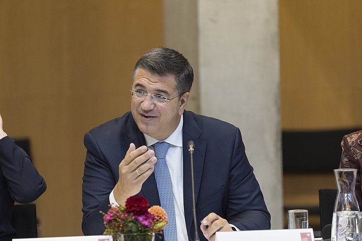 EU-Verkehrskommissar Apostolos Tzitzikostas beim Gespräch.
