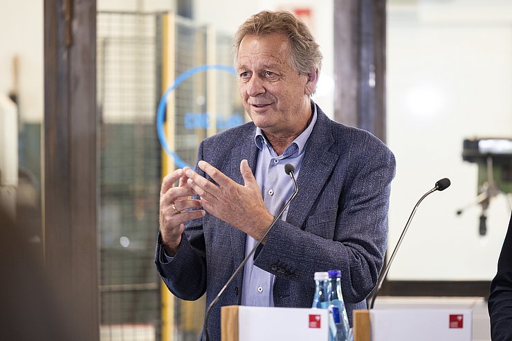 © Land Tirol/Die Fotografen Zangerl am Rednerpult