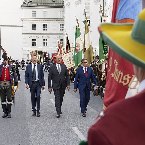 Landesüblicher Empfang mit Musik und Schützen.