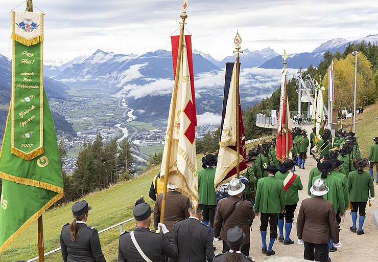 © Land Tirol/Die Fotografen Nach dem Landesüblichen Empfang führte der gemeinsame Weg zum neuen Standort der Friedensglocke - mit Blick auf das Inntal.