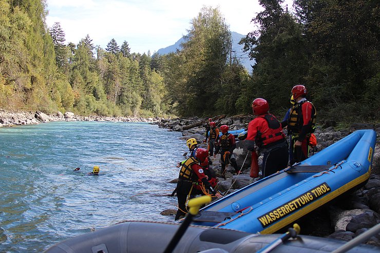 © Wasserrettung Tirol/Stock WasserretterInnen mit Schlauchbooten in einem Fluss