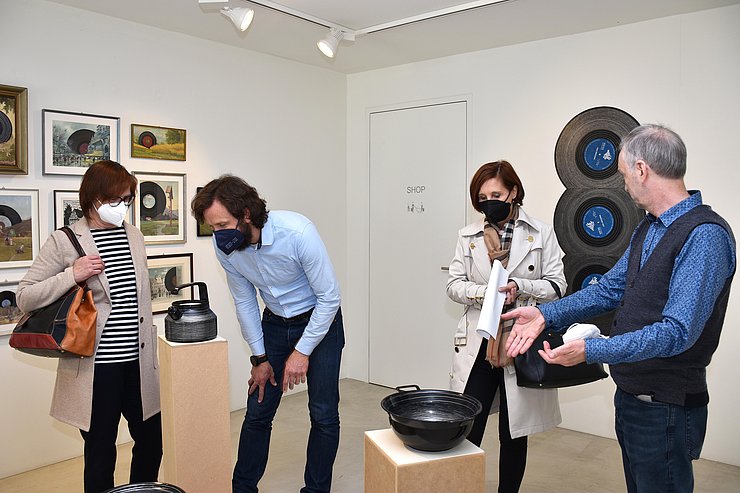 © Land Tirol/Dorfmann In der Kunstwerkstatt beim Begutachten von Ausstellungsstücken