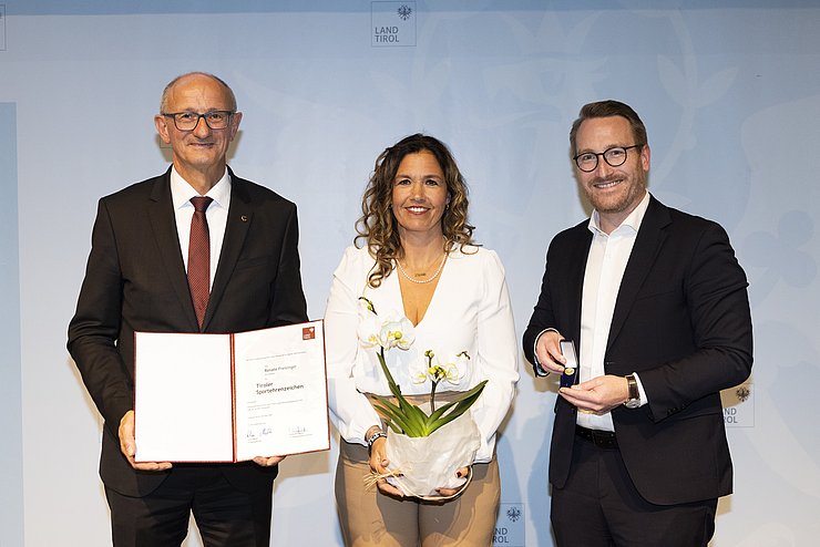 v.l.n.r.: LH Anton Mattle, Renate Freisinger, 1.LH-Stv. Philip Wohlgemuth