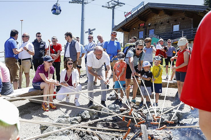 LH Anton Mattle und LRin Astrid Mair beim Würstelgrillen mit den Kindern.