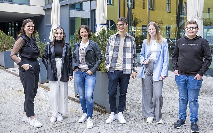 © Land Tirol/Sedlak Symbolbild mit Jugendlandesrätin Astrid Mair: "Das Land Tirol unterstützt das EU-Jugendförderprogramm „Europäisches Solidaritätskorps“ (ESK), weil es jungen Menschen wichtige Auslandserfahrungen ermöglicht."