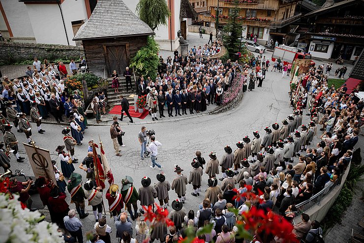 © EFA/Philipp Huber Kirchplatz Alpbach mit Schützen und Zusehern