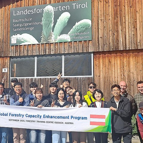 Mehrere Menschen halten ein Transparent in die Kamera.