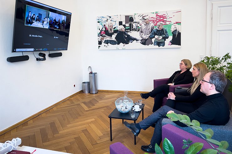 Über 110 SchülerInnen unterhielten sich bequem vom Klassenzimmer aus mit MandatarInnen aller Fraktionen.