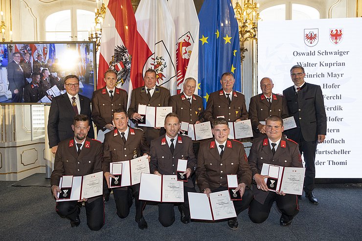 Zahlreiche LebensretterInnen wurden geehrt - unter ihnen auch Feuerwehrmitglieder aus Neustift im Stubaital, die eine Lebensrettungsmedaille erhielten – für ihre Verdienste um die gemeinsame Rettung von Personen aus einem Fahrzeug bei den kürzlich im Stubaital ereigneten Unwettern. 