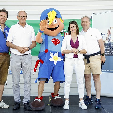 V. li. bei der Eröffnung des Familienfestes Reinhard Wieser (Geschäftsführer Alpbachtaler Bergbahnen), LH Anton Mattle, der "Lauser" vom Alpbachtaler Lauserland, Familienlandesrätin Astrid Mair und Frank Kostner (Obmann Alpbachtal Tourismus).