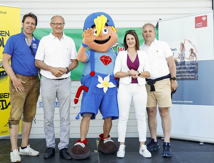 V. li. bei der Eröffnung des Familienfestes Reinhard Wieser (Geschäftsführer Alpbachtaler Bergbahnen), LH Anton Mattle, der "Lauser" vom Alpbachtaler Lauserland, Familienlandesrätin Astrid Mair und Frank Kostner (Obmann Alpbachtal Tourismus).