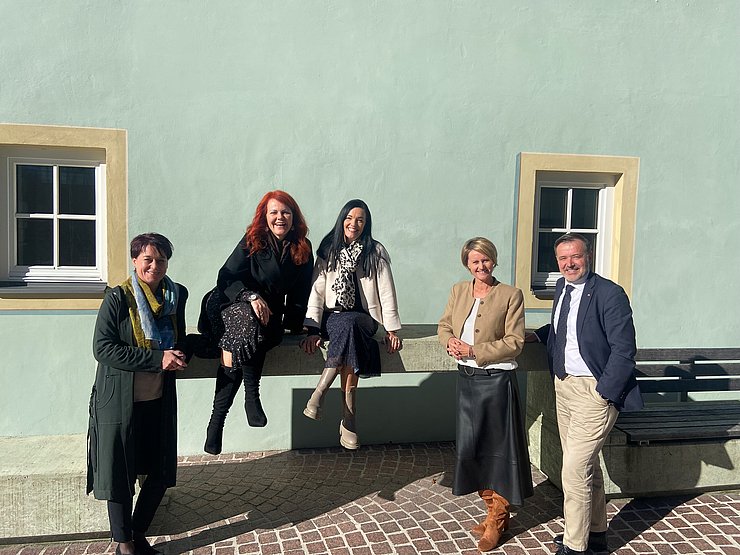 © Land Tirol Gruppenfoto von der BürgermeisterInnenkonferenz im Bezirk Reutte. Auf dem Foto sind folgende Personen zu sehen: LTPin Sonja Ledl-Rossmann, LRin Cornelia Hagele, BGMin von Vils Carmen Strigl-Petz, BH Katharina Rump und Alexander Heiß (Vorstand Abteilung Elementarbildung und allgemeines Bildungswesen)