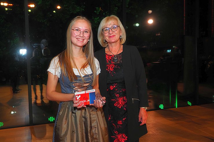 Arbeits- und Bildungslandesrätin Beate Palfrader gratuliert Svenja Maier zur Wahl zum "Lehrling des Jahres 2020".