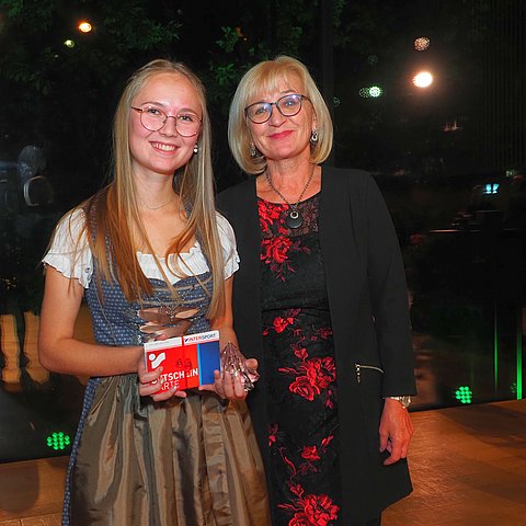 Arbeits- und Bildungslandesrätin Beate Palfrader gratuliert Svenja Maier zur Wahl zum "Lehrling des Jahres 2020".