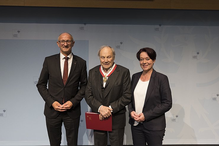 Den Großen Tiroler Adler-Orden erhielt unter anderem Schauspiellegende Klaus Maria Brandauer (Mitte), dem LH Mattle (l.) und Landtagspräsidentin Sonja Ledl-Rossmann (r.) herzlich gratulierten.