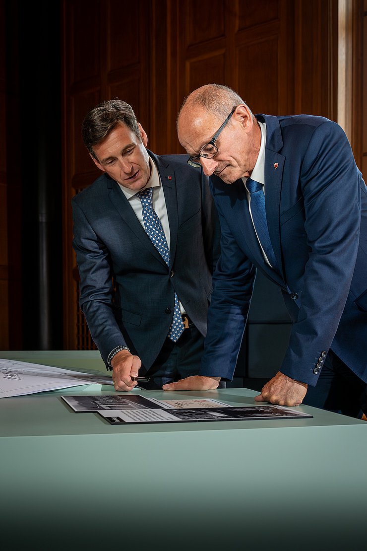 © Land Tirol/Christanell „Leokadias Stimme steht für Mut, Menschlichkeit und Zivilcourage in Zeiten der NS-Diktatur. Genau das soll an diesem Abend auch spürbar werden“, erklärt LH Mattle (im Bild mit LAD Herbert Forster).