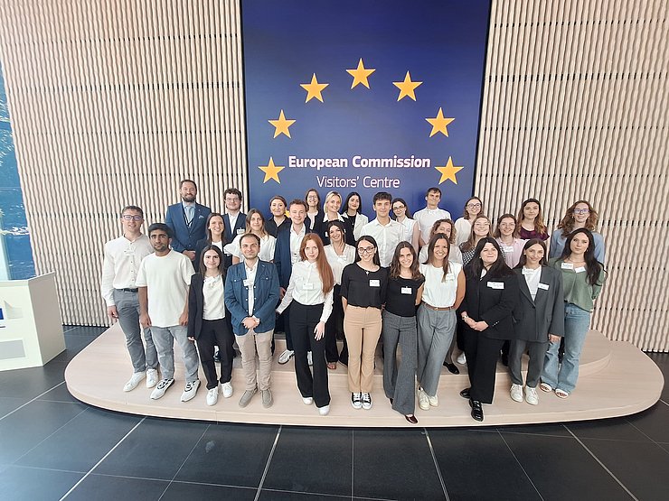 Ein Besuch bei der EU-Kommission darf im Rahmen der EuregioBrusselsSchool (im Bild Gruppenfoto im Sommer 2025) nicht fehlen. 