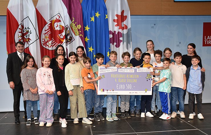 © Land Tirol/Dorfmann Gruppenfoto Klasse mit Scheck