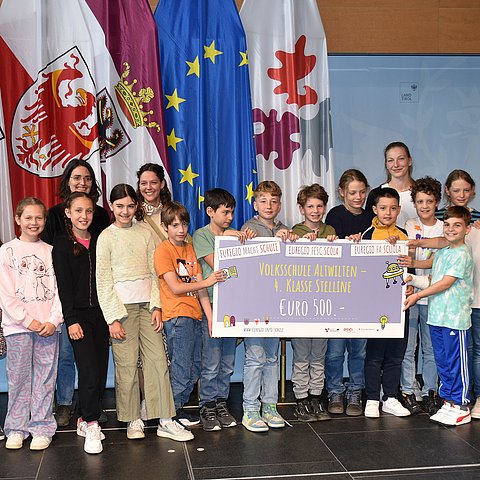 Gruppenfoto Klasse mit Scheck