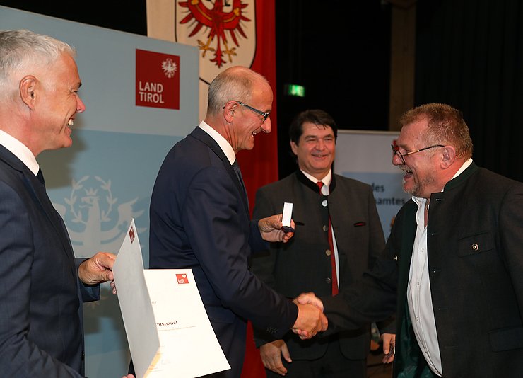 © Land Tirol/Frischauf-Bild LH Anton Mattle gratuliert Franz Bauer