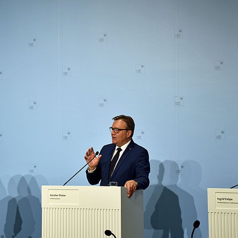 Palfrader, Platter und Felipe nebeneinander an ihren Rednerpulten stehend