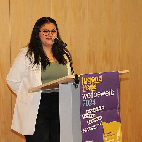 Tirols Bundessiegerin im Jugendredewettbewerb 2024 in der Kategorie „Klassische Rede/Polytechnische Schulen (PTS)“ mit ihrer Rede „Warteschleife Österreich“. 