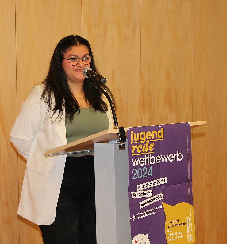 Tirols Bundessiegerin im Jugendredewettbewerb 2024 in der Kategorie „Klassische Rede/Polytechnische Schulen (PTS)“ mit ihrer Rede „Warteschleife Österreich“. 