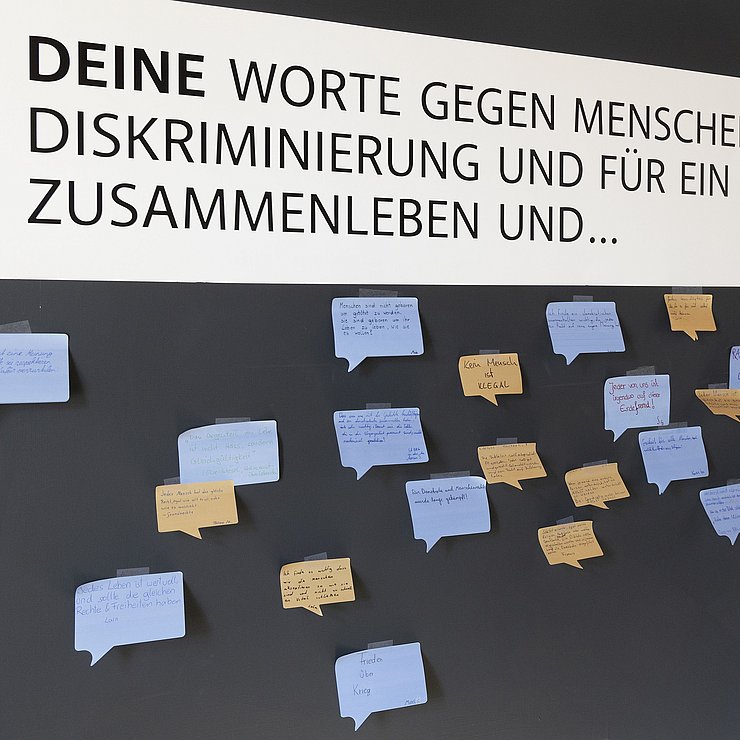 © Land Tirol/Die Fotografen Eine Pinnwand mit bunten Haftzetteln, die Kommentare der BesucherInnen zur Ausstellung vermitteln.