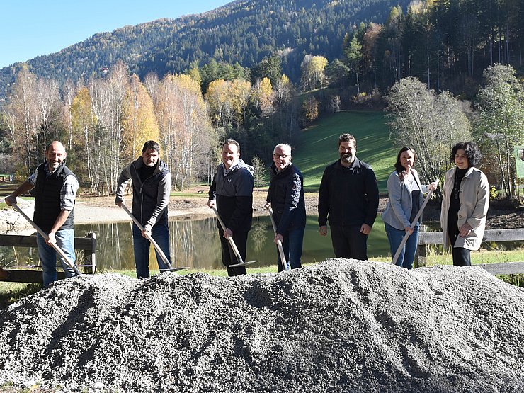 © Land Tirol/Knabl Gruppenfoto mit Schaufeln