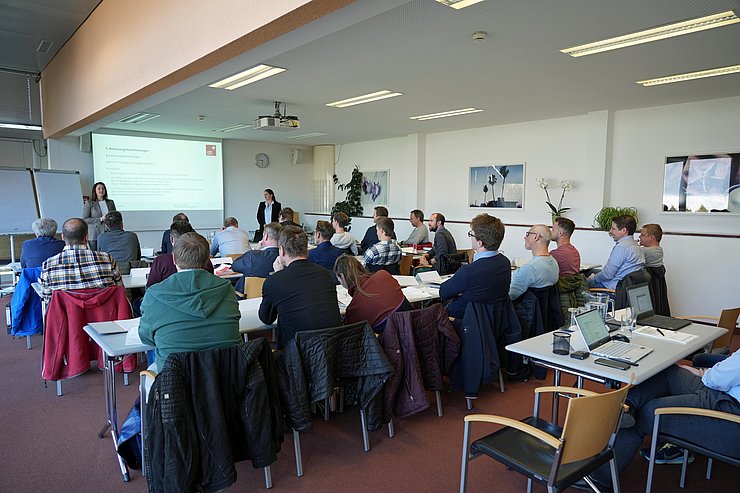 © Land Tirol/Brandhuber Kursraum mit Menschen an Tischen sitzend; Landesrätin Mair vor der Gruppe stehend und sprechend