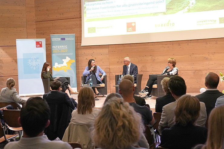 Podiumsdiskussion mit der Tiroler Abgeordneten zum Europäischen Parlament Sophia Kircher, Landeshauptmann von Tirol Anton Mattle und der Leitenden Ministerialrätin Marion Appold.