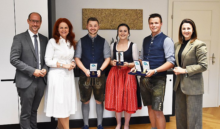 Gruppenbild der LandesrätInnen sowie der Geehrten