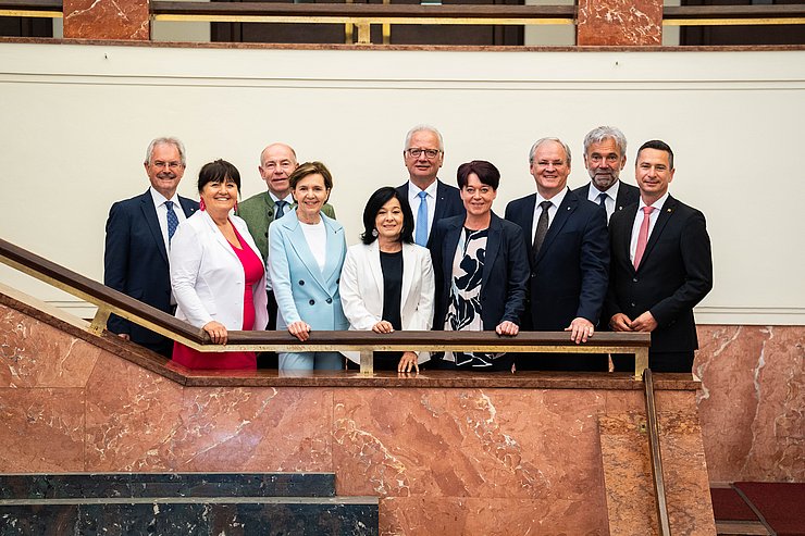 © Tiroler Landtag/Christanell Die SitzungsteilnehmerInnen v.li.: Karl Wilfing (Niederösterreich), Manuela Khom (Steiermark), Max Hiegelsberger (Oberösterreich), Brigitta Pallauf (Salzburg), Margit Göll (Bundesratspräsidentin), Reinhart Rohr (Kärtnen), Sonja Ledl-Rossmann (Tirol), Harald Sonderegger (Vorarlberg), Arnold Schuler (Südtirol), Robert Hergovich (Burgenland)