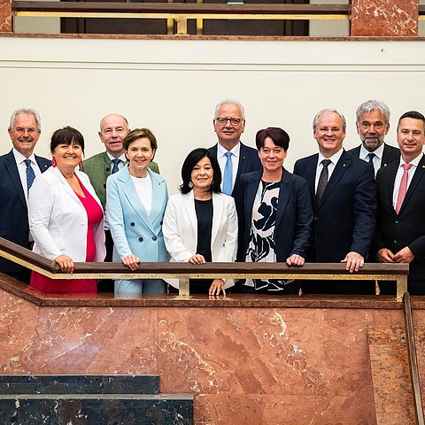 Die SitzungsteilnehmerInnen v.li.: Karl Wilfing (Niederösterreich), Manuela Khom (Steiermark), Max Hiegelsberger (Oberösterreich), Brigitta Pallauf (Salzburg), Margit Göll (Bundesratspräsidentin), Reinhart Rohr (Kärtnen), Sonja Ledl-Rossmann (Tirol), Harald Sonderegger (Vorarlberg), Arnold Schuler (Südtirol), Robert Hergovich (Burgenland)
