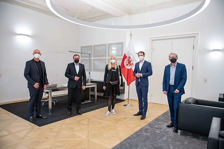 © Land Tirol/G.Berger Treffen mit VertreterInnen aus Kunst und Kultur (v.li.): Intendant Johannes Reitmeir (Tiroler Landestheater), LH Günther Platter, Bernadette Abendstein (Vertreterin Tiroler Kulturinitiative Steudltenn), Bundeskanzler Sebastian Kurz und Gerhard Sammer (Künstlerischer Leiter Tiroler Kammerorchester InnStrumenti).