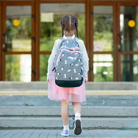 Kind mit Schultasche