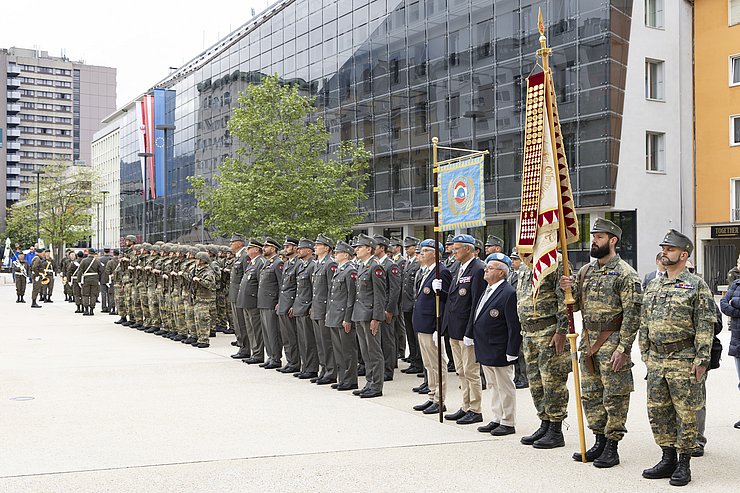 © Land Tirol/Die Fotografen Neben den Abordnungen des Bundesheeres und der Tiroler Traditionsverbände fanden zahlreiche Schaulustige den Weg zum Landhausplatz.