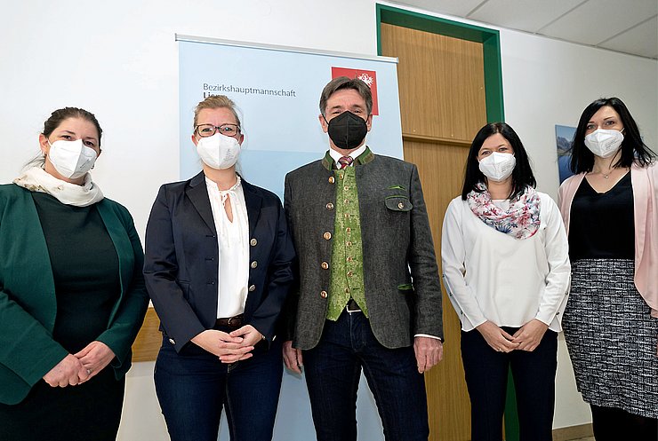 © Land Tirol Von links: Bezirkshauptfrau Olga Reisner, Bgm Dietmar Ruggenthaler mit Begleitung, Revisorin Victoria Assmair, Michaela Nöckler (BH Lienz).