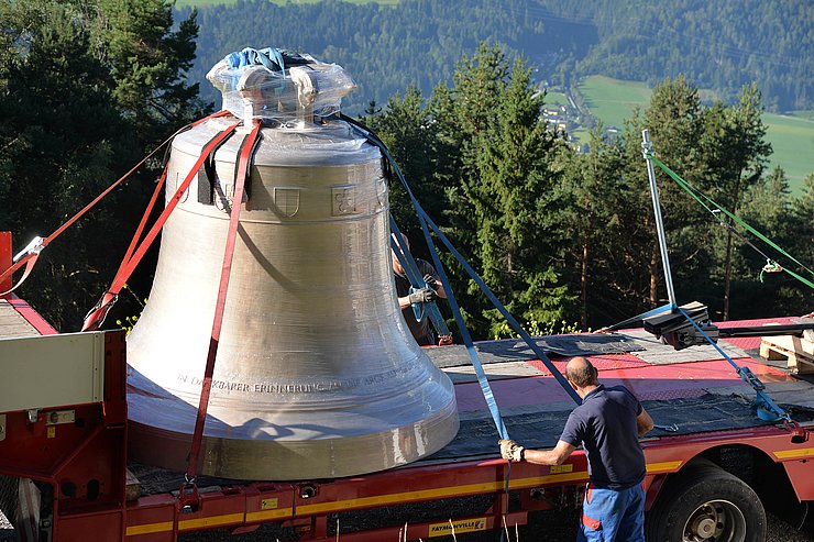 © MG Telfs/Dietrich Glocke verpackt auf Lkw, mit Seilen befestigt
