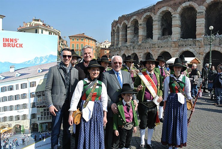 BU 2: v.l. Dr. Loris Danielli (Direktor Verona Tourismus), KO Rudi Federspiel, LTP Herwig van Staa mit MK Axams vor Arena Verona
