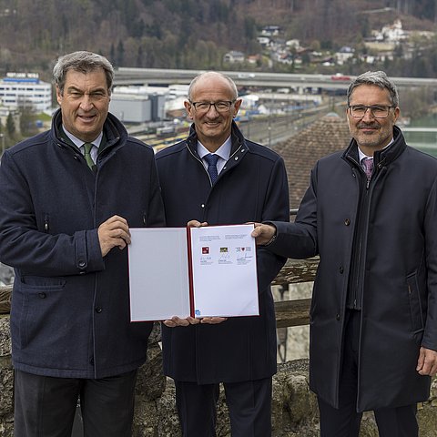 (v.li.): Bayerns Ministerpräsident Markus Söder, Tirols LH Anton Mattle und Südtirols LH Arno Kompatscher auf der Festung Kufstein mit der Inntalautobahn im Hintergrund. 