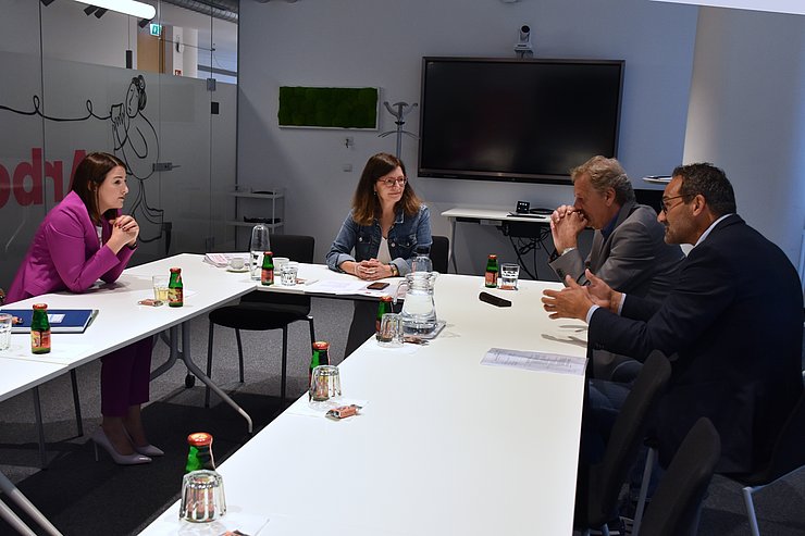 Mair, Kendlbacher, Zangerl und Walser um Tisch sitzend und redend 