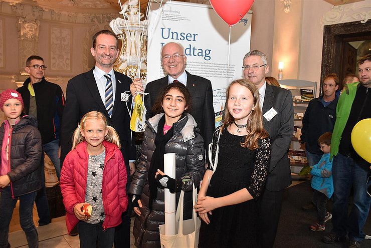 © Land Tirol - Abdruck honorarfrei v.l. Vizepräsident Weratschnigg, LTP van Staa, Landtagsdirektor Hofbauer mit jungen BesucherInnen am Tag der offenen Tür 2016