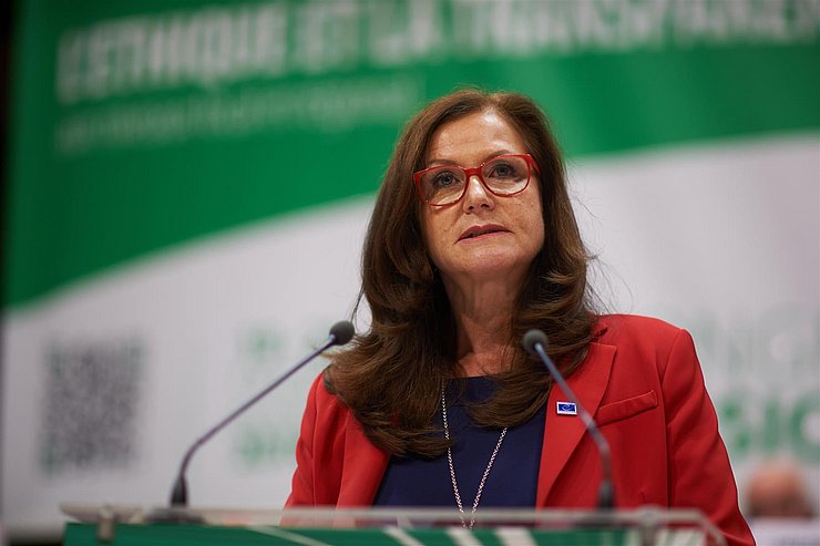 © Europarat/Abdruck honorarfrei 1) v.l. Kongress-Generalsekretär Andreas Kiefer und Herwig van Staa applaudieren der neuen Kongresspräsidentin