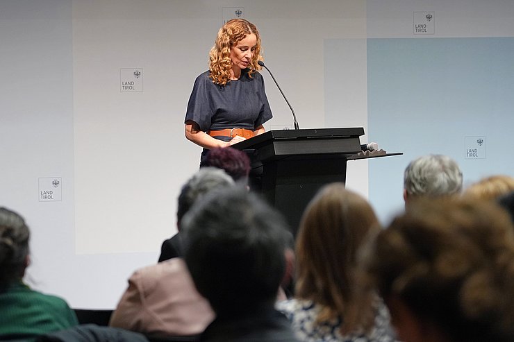 © Land Tirol/Dorfmann LRin am Redepult