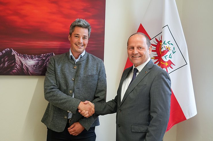 Oblasser und LHStv Geisler nebeneinander, reichen sich die Hand