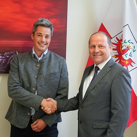 Oblasser und LHStv Geisler nebeneinander, reichen sich die Hand