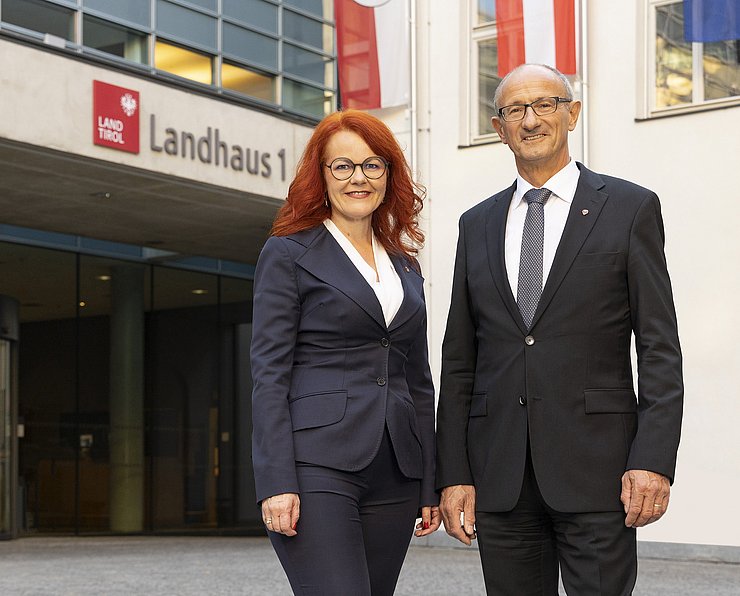 Gratulieren der MINT-Region Kitzbühel zur Auszeichnung mit dem „MINT-Regionen Qualitätslabel“: LH Anton Mattle und LRin Cornelia Hagele.