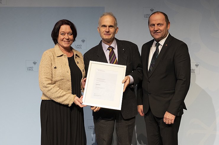 LTPin Ledl-Rossmann und LHStv Josef Geisler mit dem Ausgezeichneten Michael Baubin (Facharzt für Anästhesiologie und Intensivmedizin).